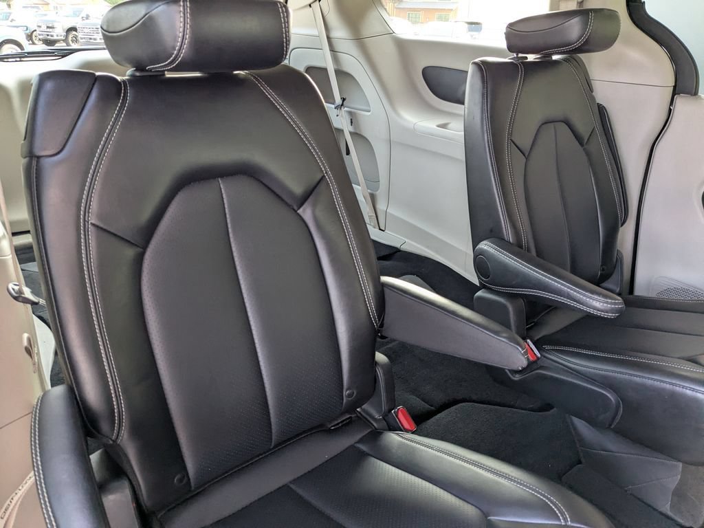Used 2024 Chrysler Pacifica Touring-L FWD image 31