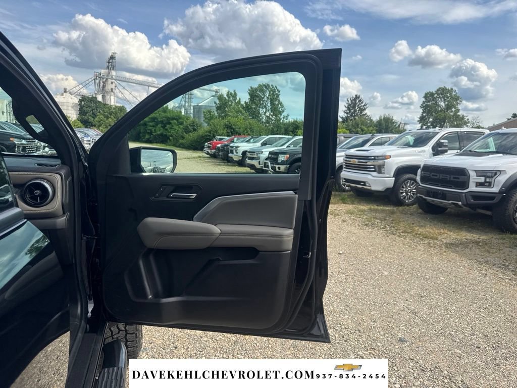 Used 2025 Chevrolet Colorado ZR2 w/ Technology Package AWD/4WD image 29