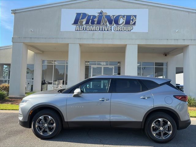 Used 2025 Chevrolet Blazer LT FWD image 2
