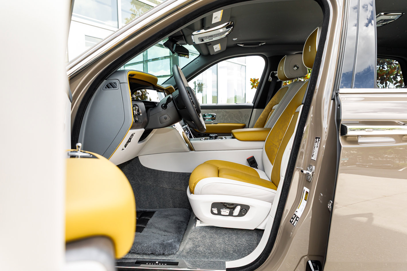 Certified 2025 Rolls-Royce Cullinan AWD/4WD image 29
