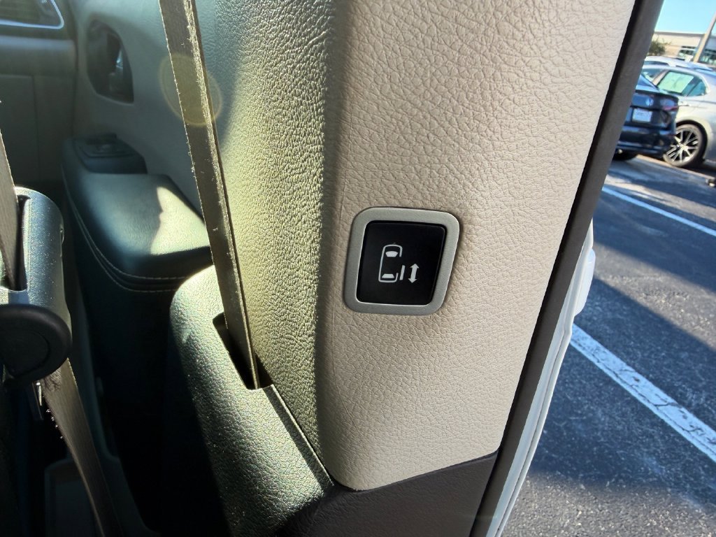 Used 2024 Chrysler Pacifica Touring-L FWD image 19