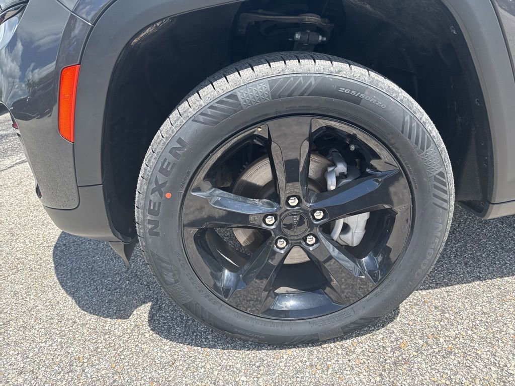 Certified 2023 Jeep Grand Cherokee Limited w/ Black Appearance Package image 12