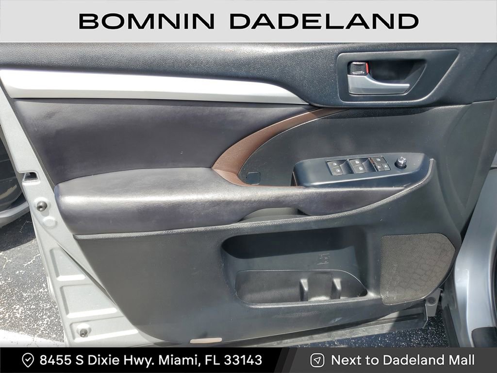 Used 2017 Toyota Highlander SE image 14
