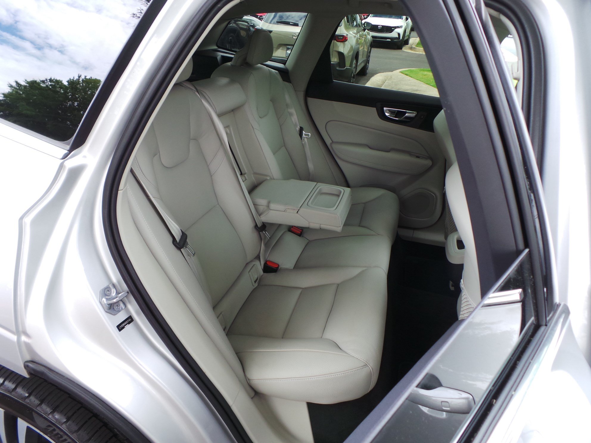 Used 2019 Volvo XC60 T5 Momentum w/ Premium Package AWD/4WD image 36
