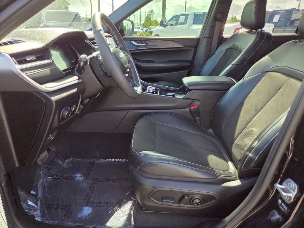 Used 2024 Jeep Grand Cherokee L Altitude AWD/4WD image 30