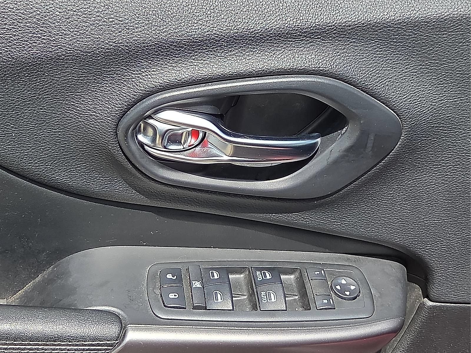 Used 2019 Jeep Cherokee Latitude Plus w/ Comfort/Convenience Group FWD image 13