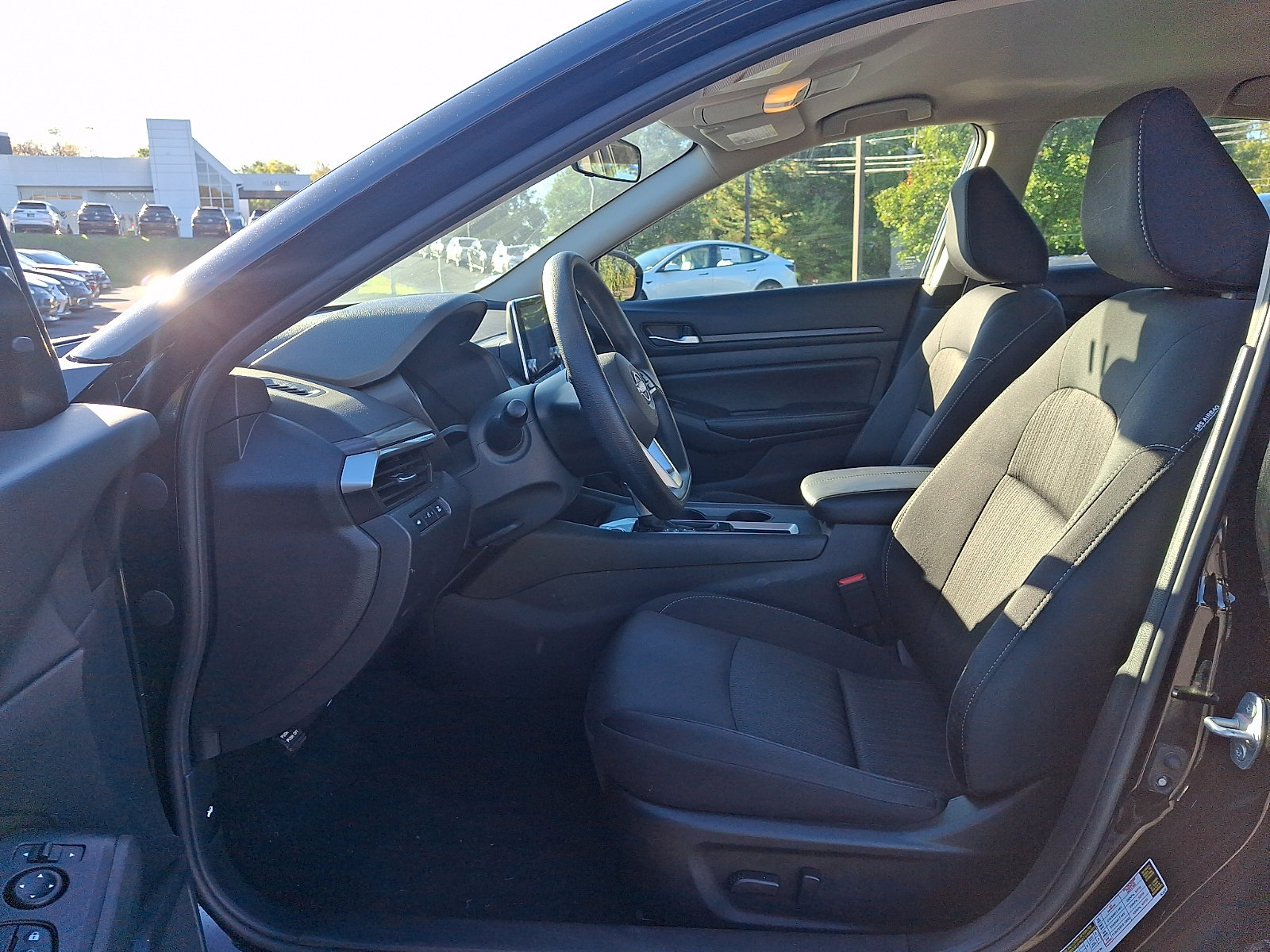 Used 2025 Nissan Altima 2.5 SV FWD image 13