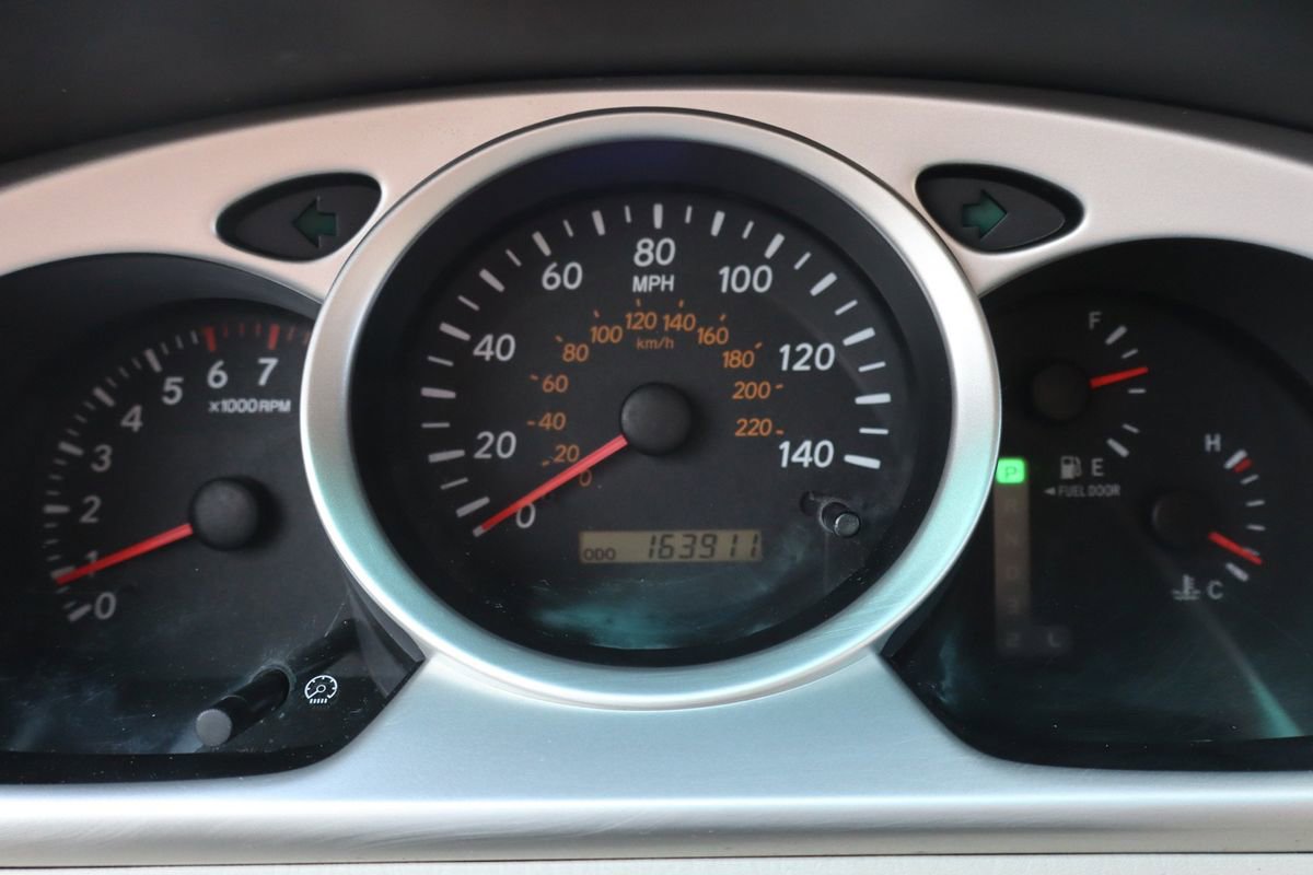Used 2005 Toyota Highlander 2WD V6 w/ 3rd Row image 32