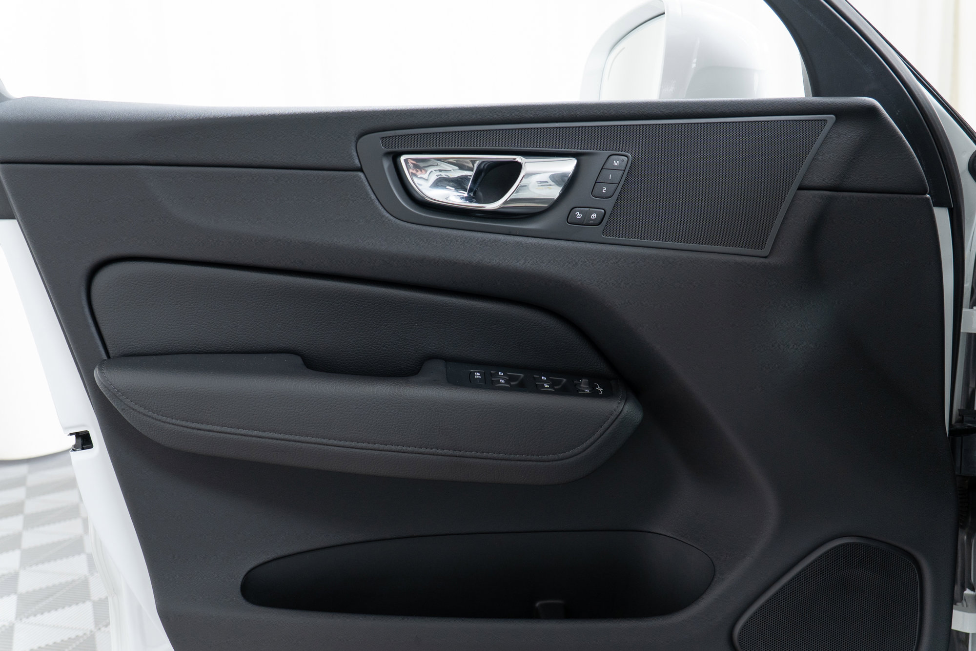 Used 2018 Volvo XC60 T5 Momentum w/ Convenience Package image 11