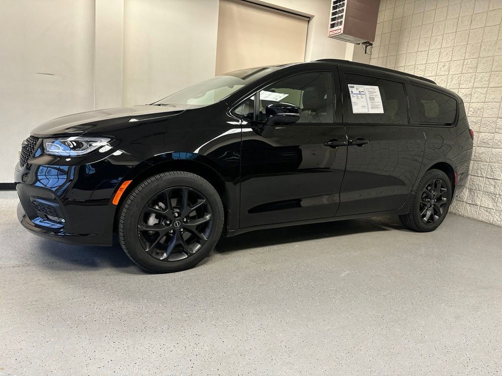 Used 2025 Chrysler Pacifica Limited w/ Trailer Tow Group AWD/4WD image 14