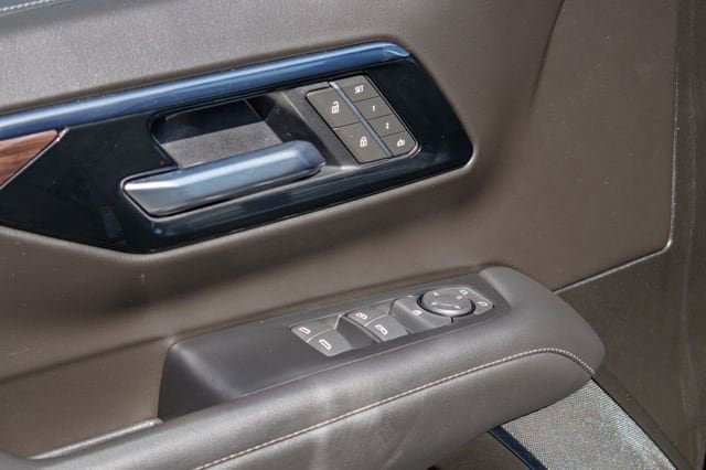 Used 2025 Chevrolet Suburban Z71 AWD/4WD image 17