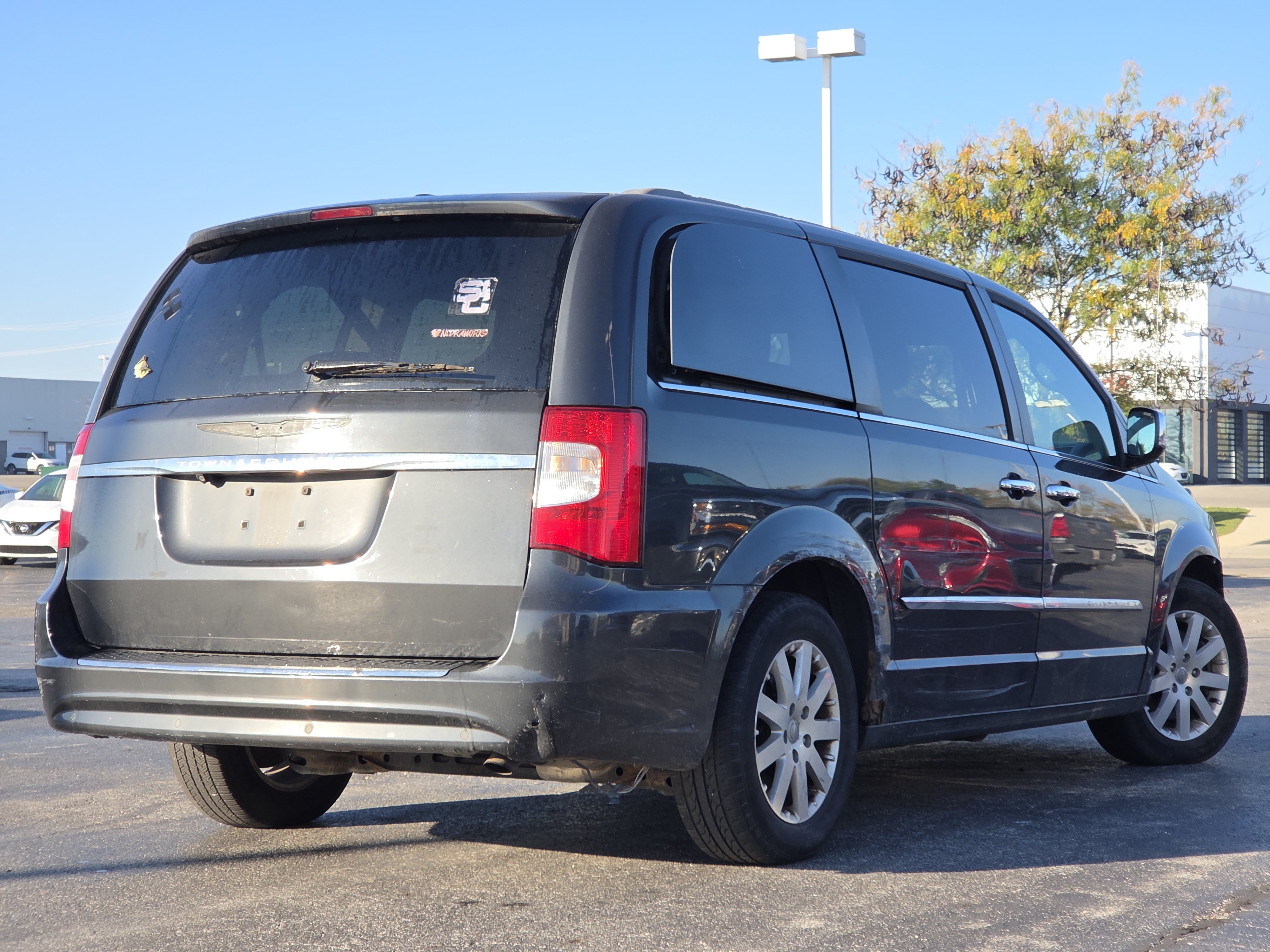 Used 2012 Chrysler Town & Country Touring-L w/ Entertainment Group #2 FWD image 5