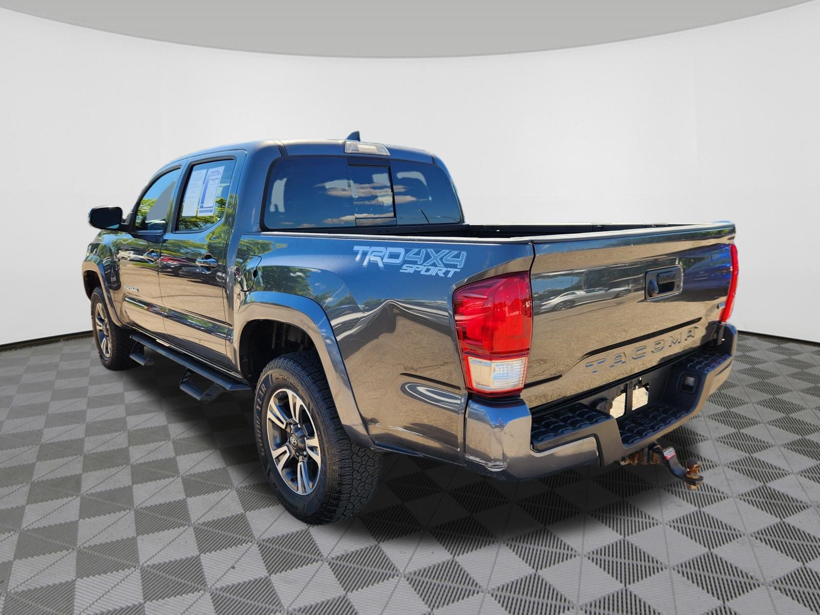 Used 2017 Toyota Tacoma TRD Sport w/ Tow Package (A/T) AWD/4WD image 3