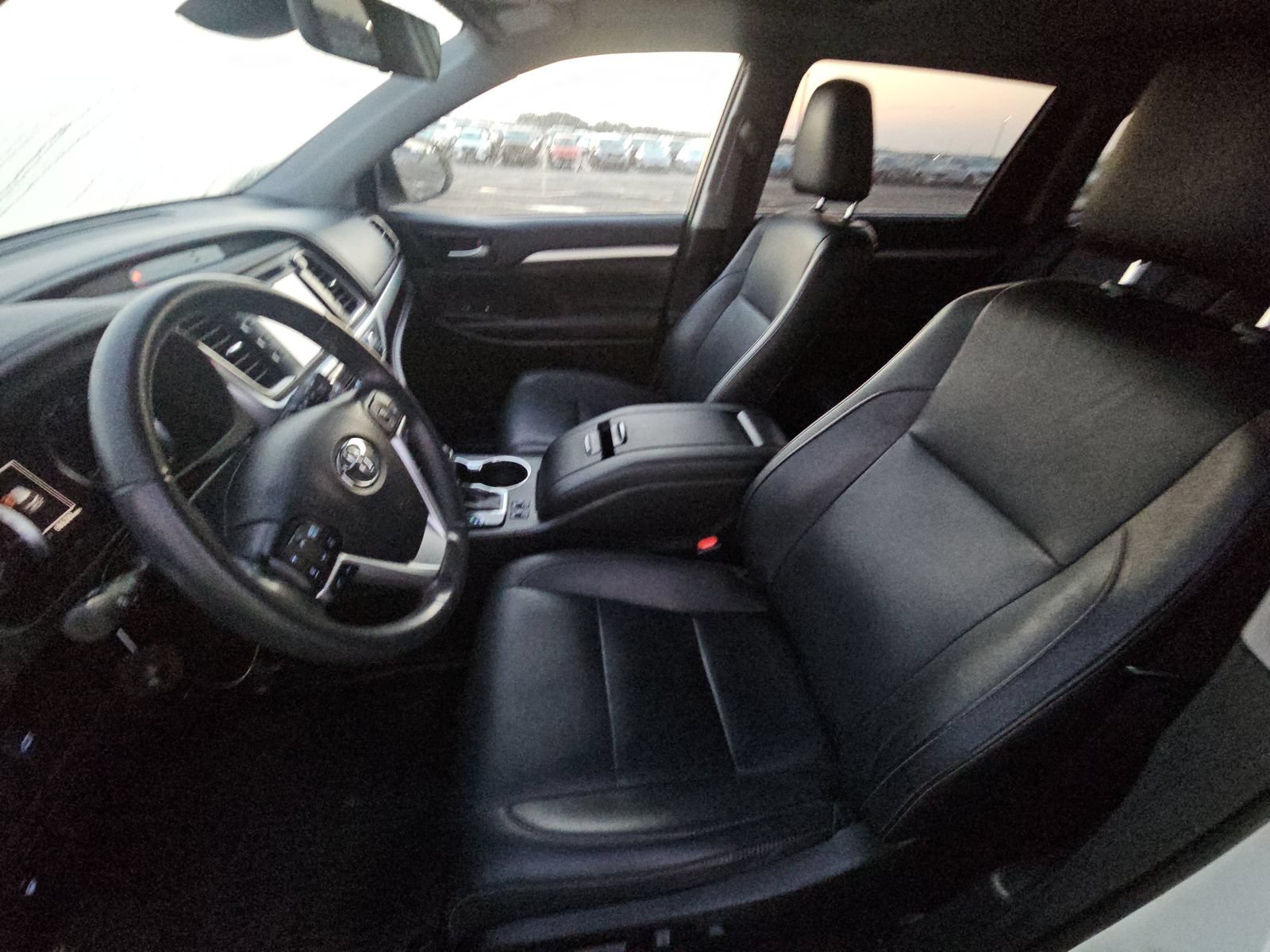 Used 2019 Toyota Highlander XLE AWD/4WD image 6