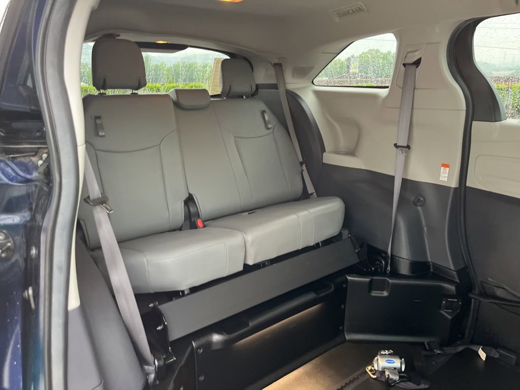 Used 2024 Toyota Sienna XLE w/ XLE Plus Package FWD image 22