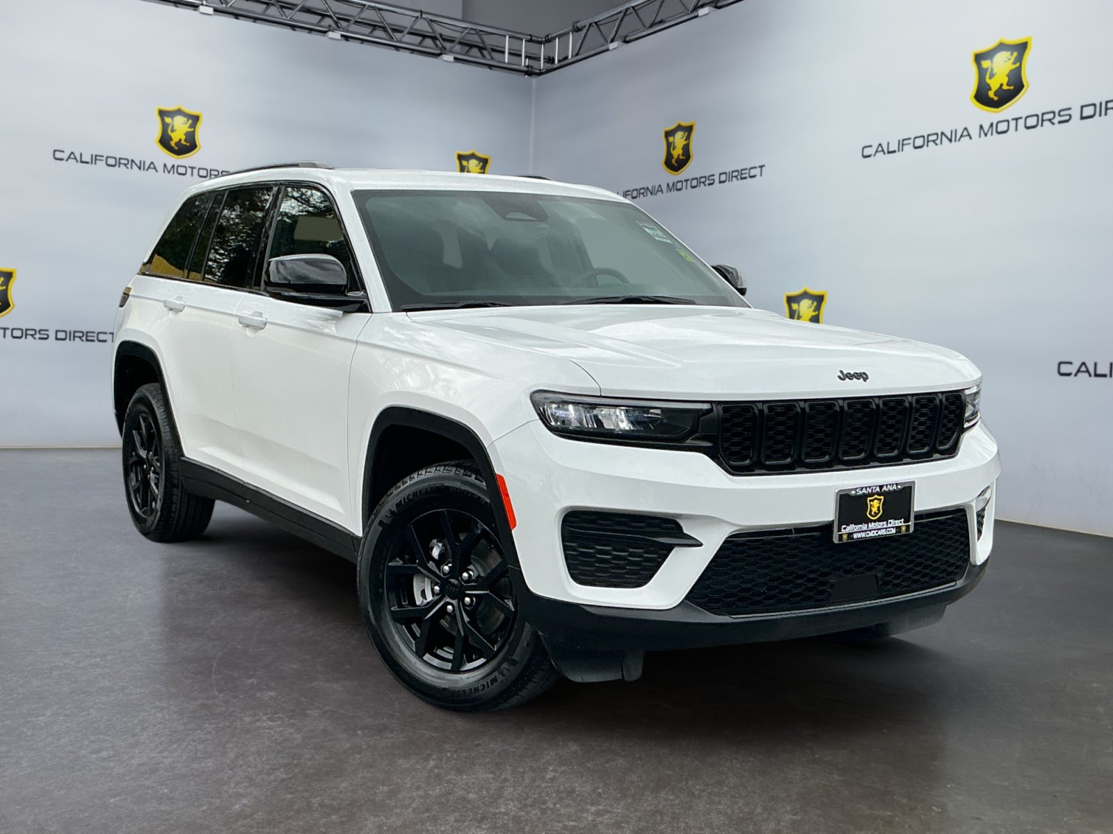 Used 2025 Jeep Grand Cherokee Altitude RWD image 3