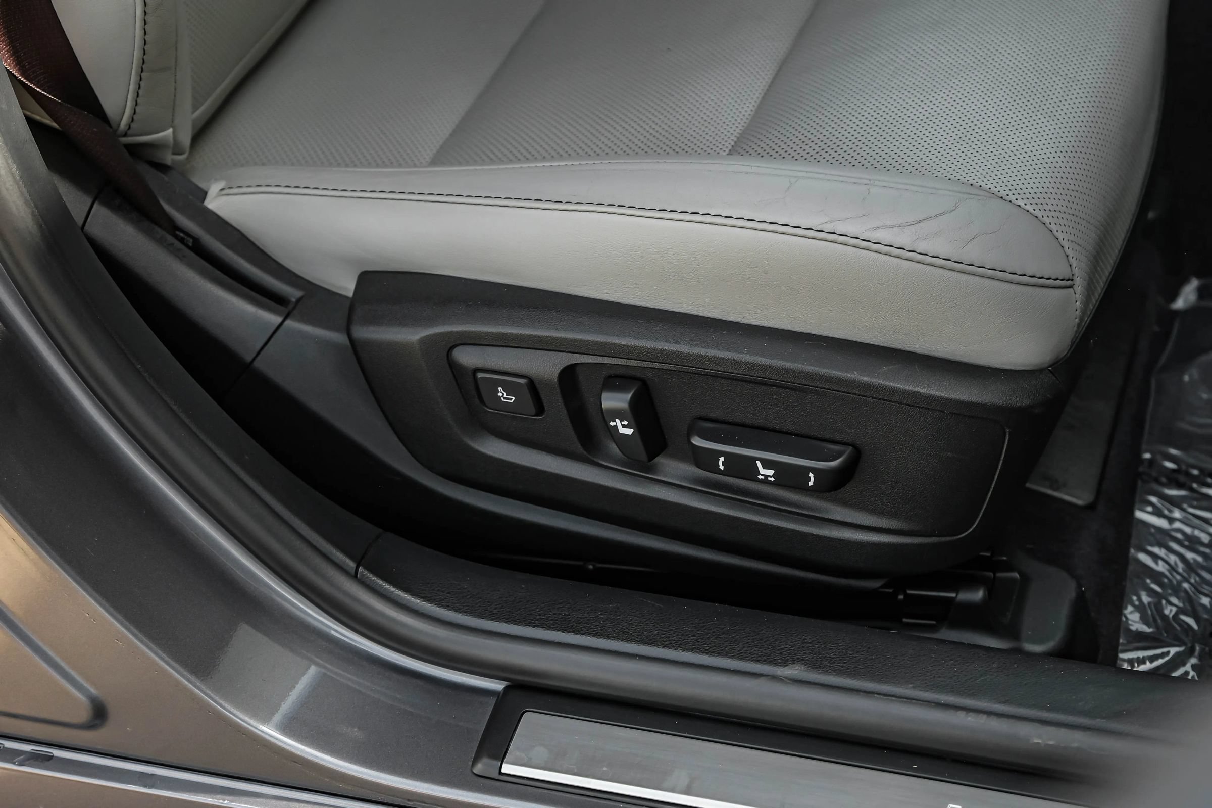 Used 2014 Lexus ES 300h w/ Luxury Package w/Bamboo Trim FWD image 30