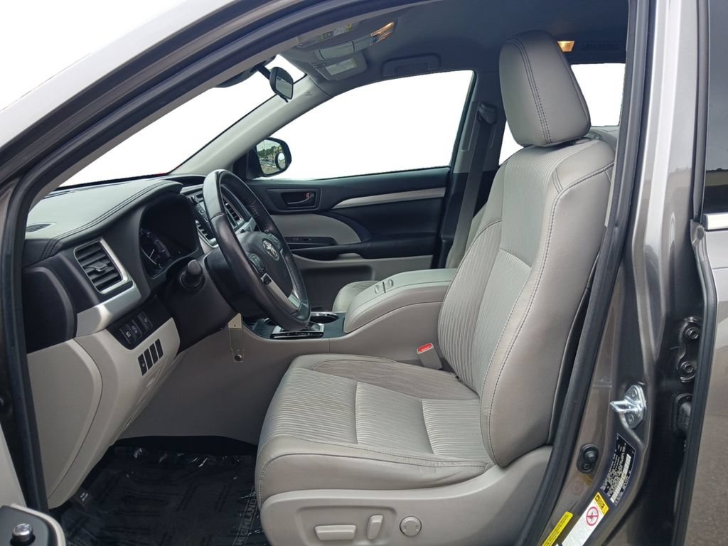 Used 2017 Toyota Highlander Plus FWD image 9