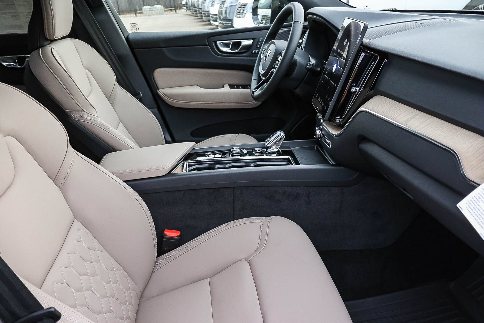 New 2027 Volvo XC60 B5 Plus AWD/4WD image 16