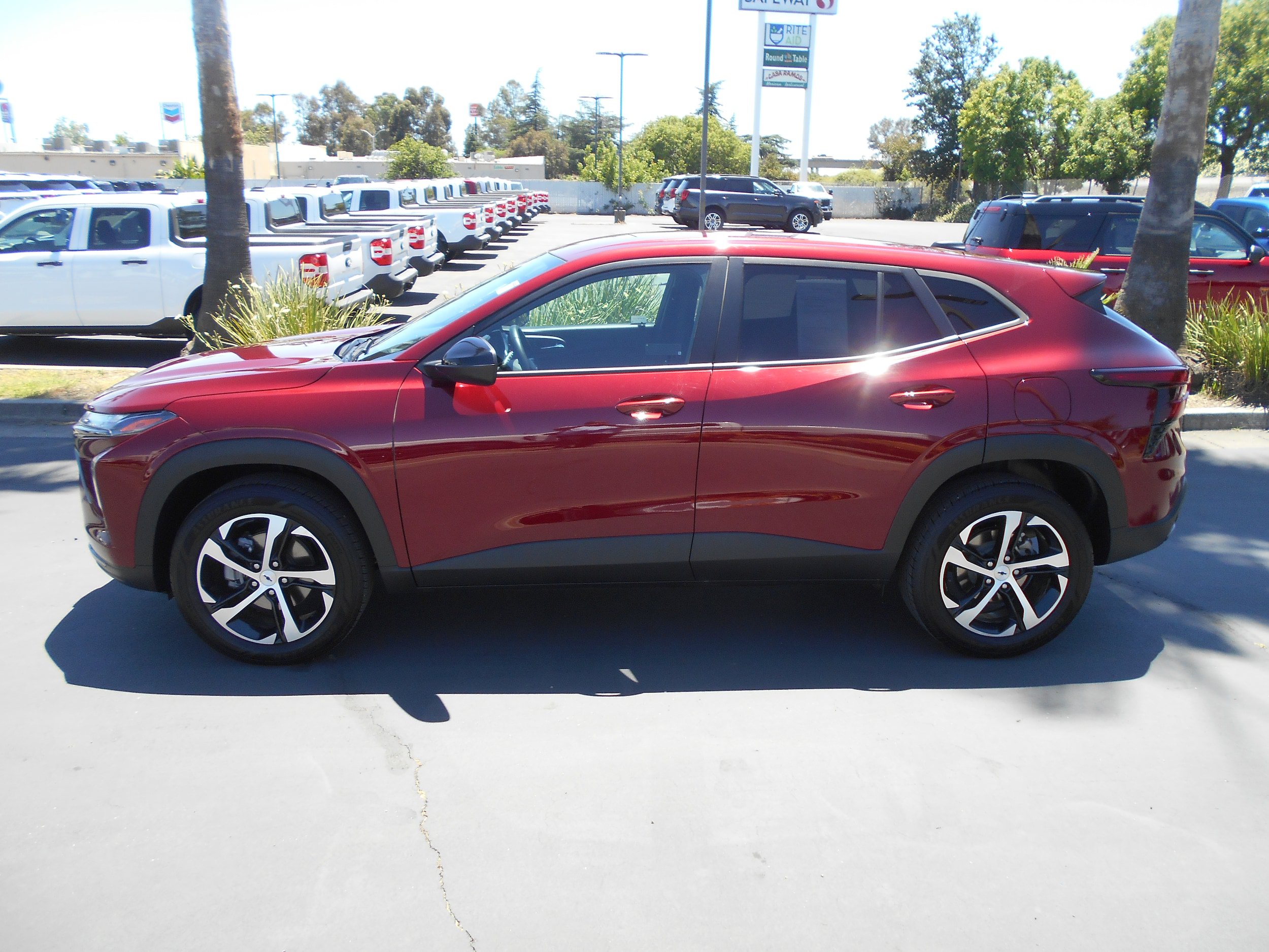 Used 2025 Chevrolet Trax RS w/ Driver Confidence Package FWD image 2