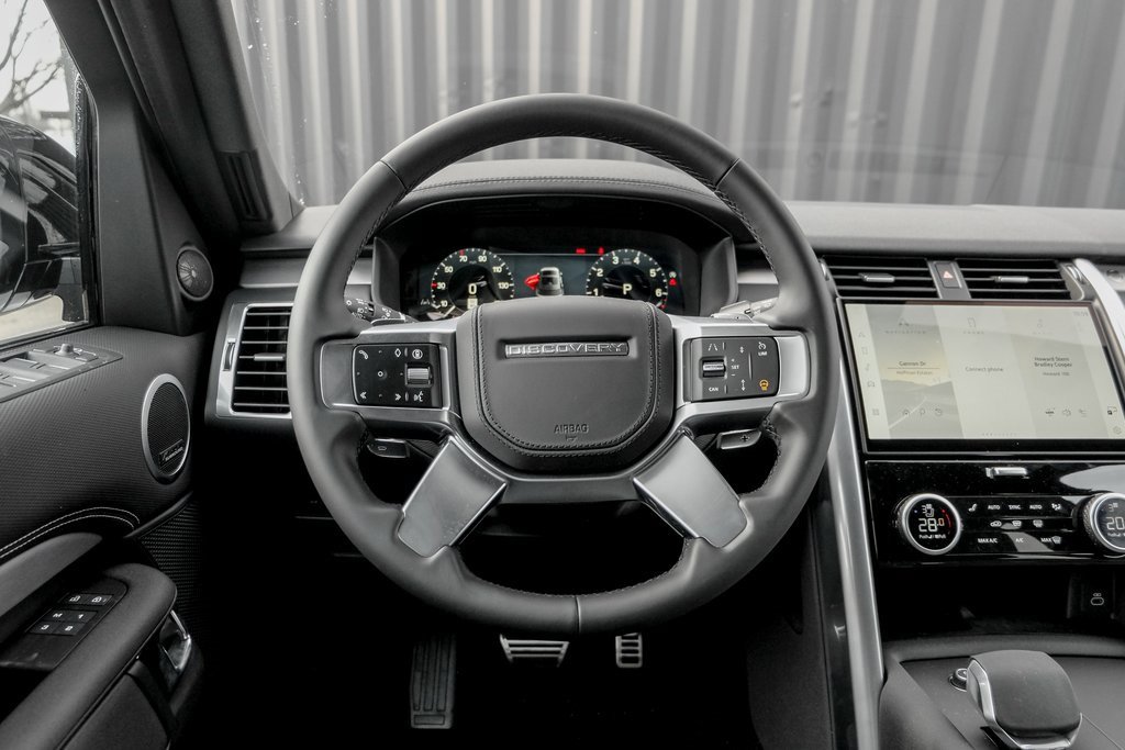 Used 2025 Land Rover Discovery Dynamic SE image 17