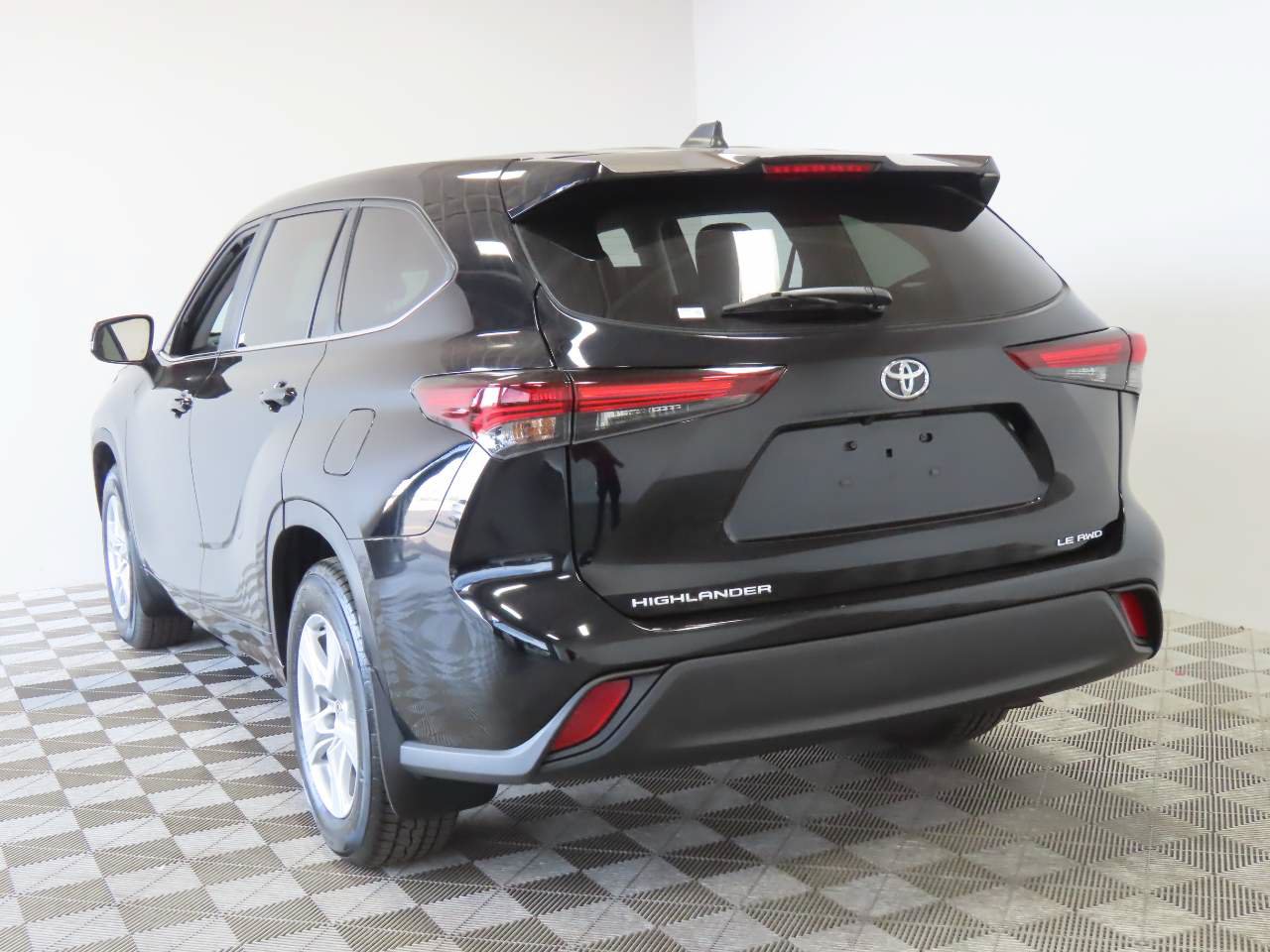 Used 2024 Toyota Highlander LE AWD/4WD image 3