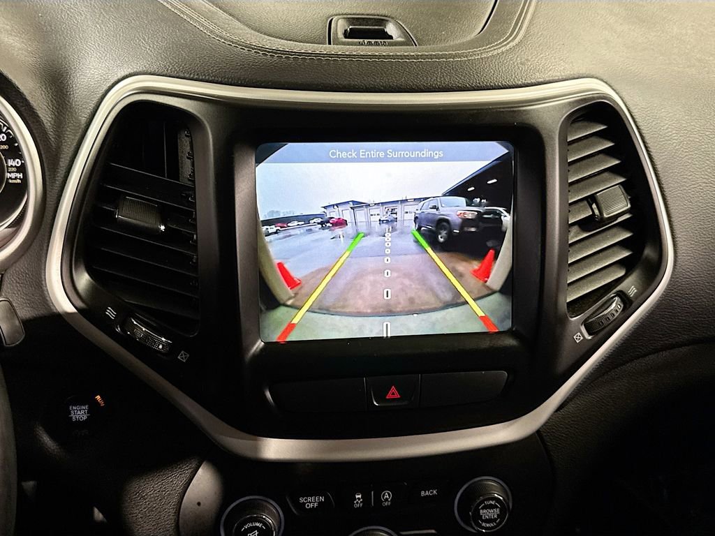 Used 2018 Jeep Cherokee Latitude Plus w/ Cold Weather Group FWD image 23