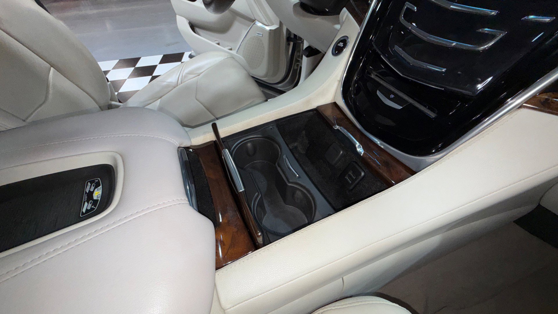 Used 2015 Cadillac Escalade Luxury image 84