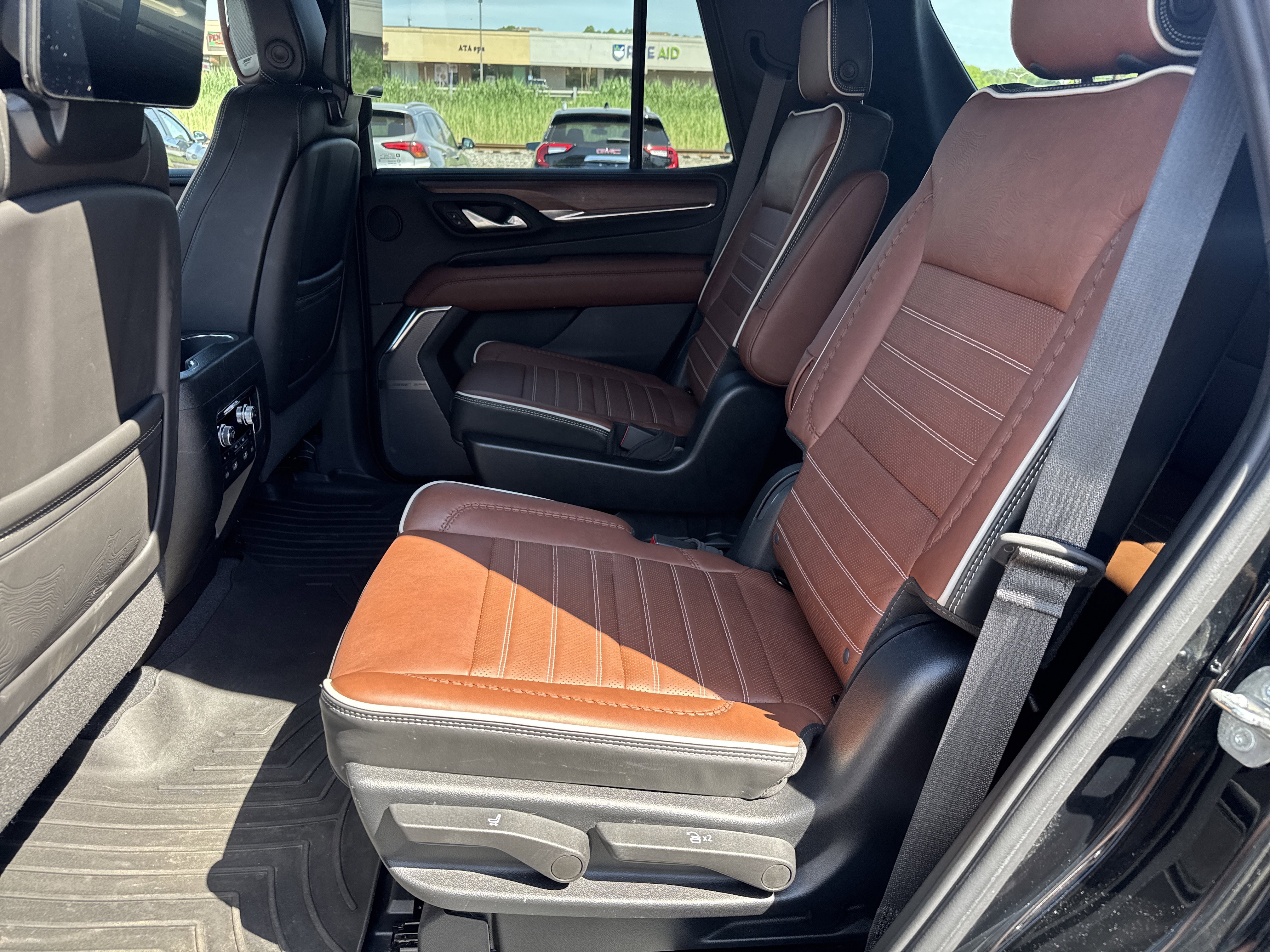 Used 2023 GMC Yukon Denali Ultimate AWD/4WD image 22