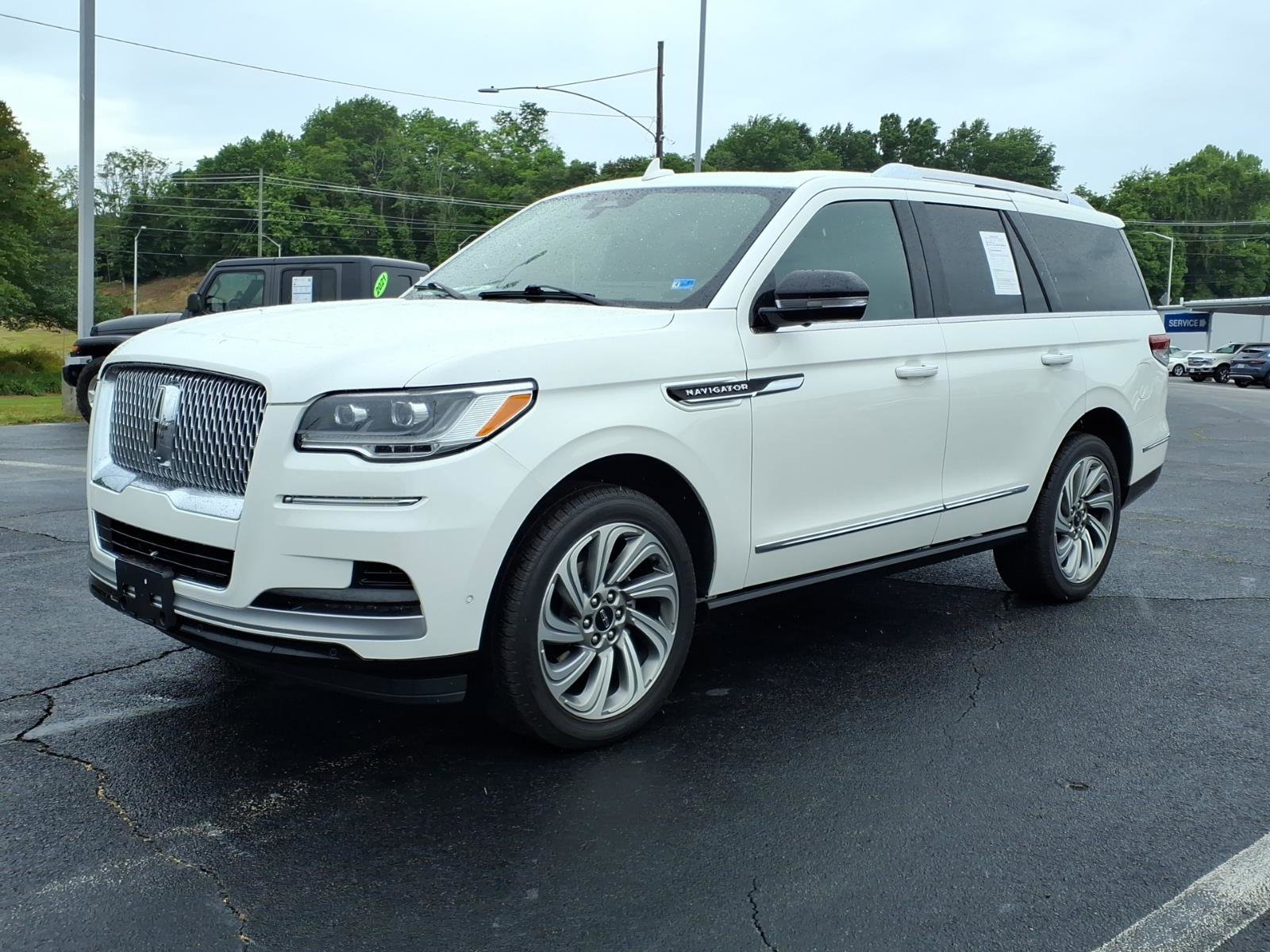 Used 2022 Lincoln Navigator Reserve AWD/4WD image 4
