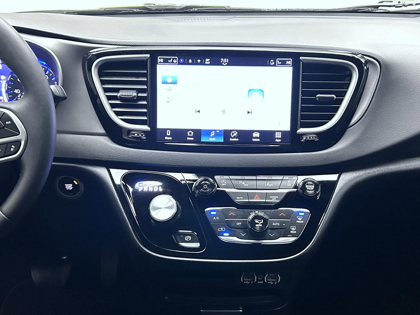 Used 2025 Chrysler Pacifica Select image 13