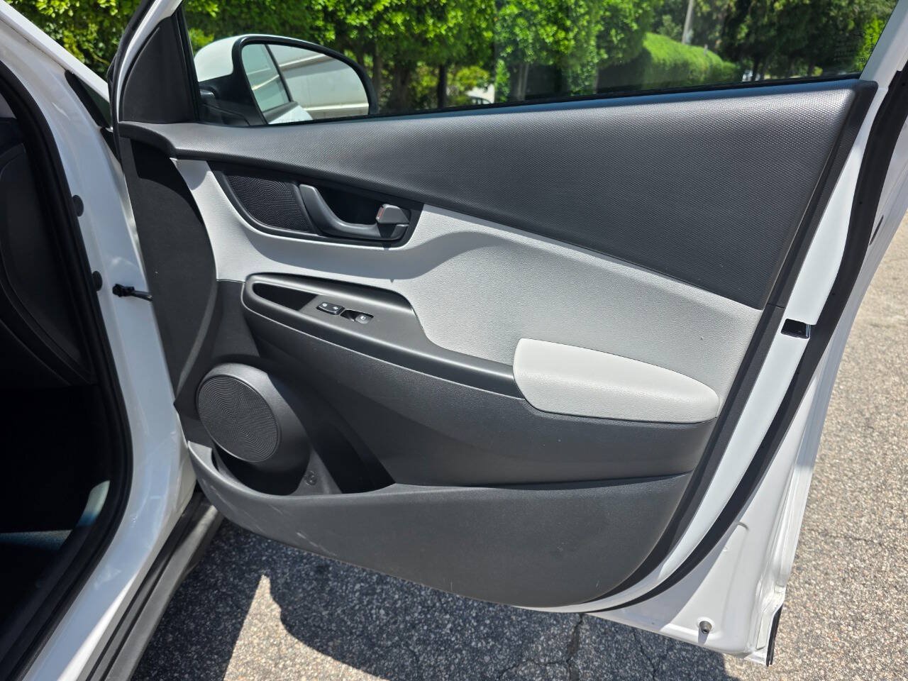 Used 2022 Hyundai Kona SE w/ Cargo Package FWD image 28