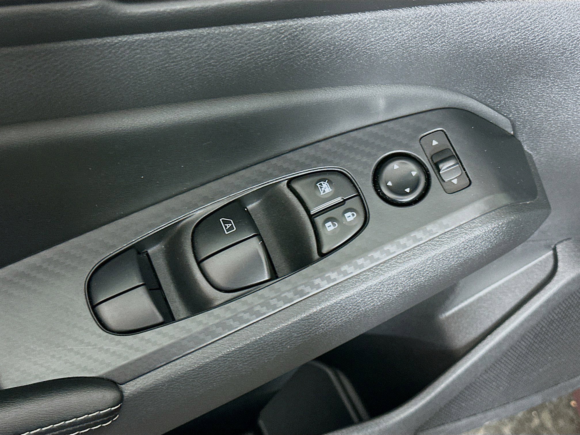 Used 2025 Nissan Altima 2.5 SV image 15