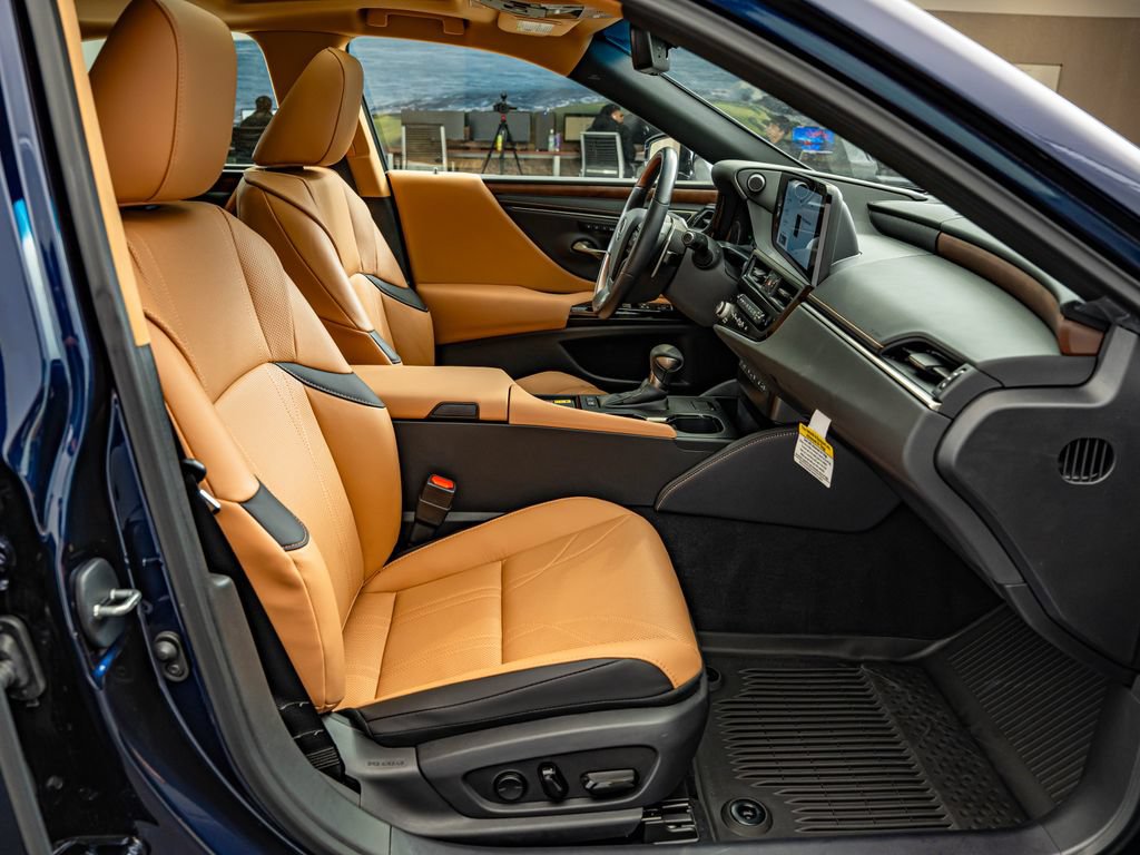 Certified 2025 Lexus ES 300h Ultra Luxury w/ Accessory Package (Z2) FWD image 38