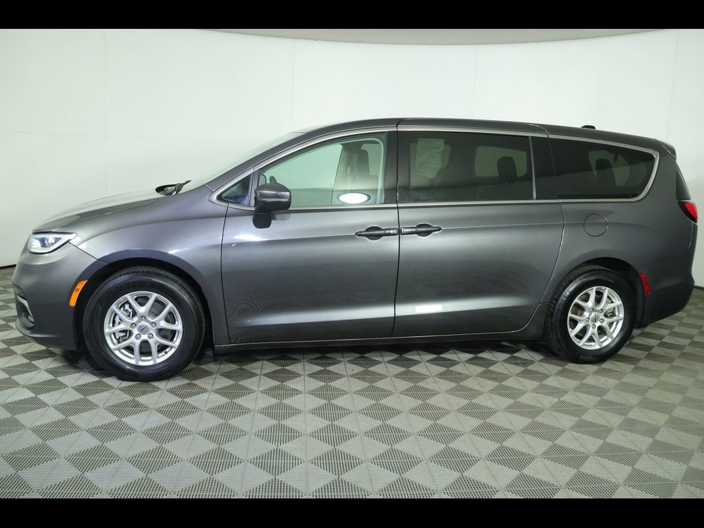 Used 2023 Chrysler Pacifica Touring-L FWD image 4