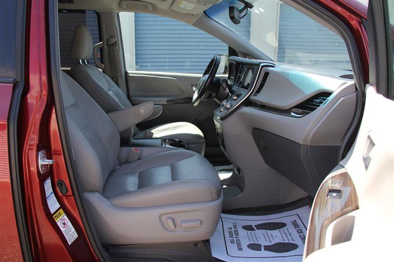 Used 2017 Toyota Sienna XLE Premium AWD/4WD image 19