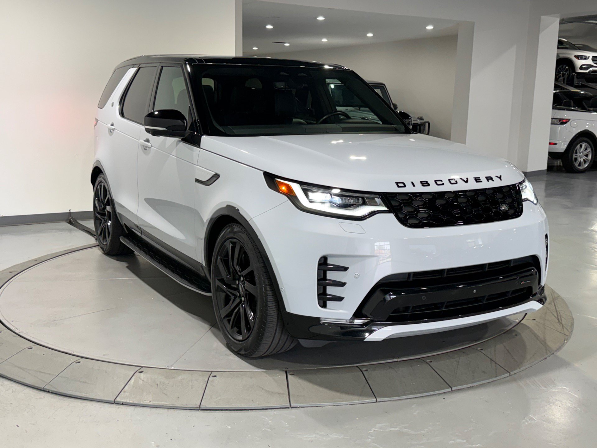 Used 2023 Land Rover Discovery S R-Dynamic AWD/4WD image 5