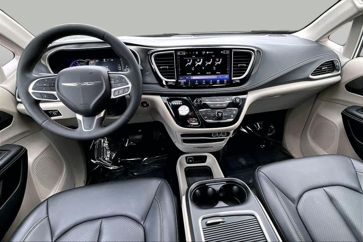 Used 2024 Chrysler Pacifica Limited FWD image 16