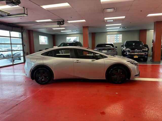 Used 2024 Toyota Prius Prime SE image 3