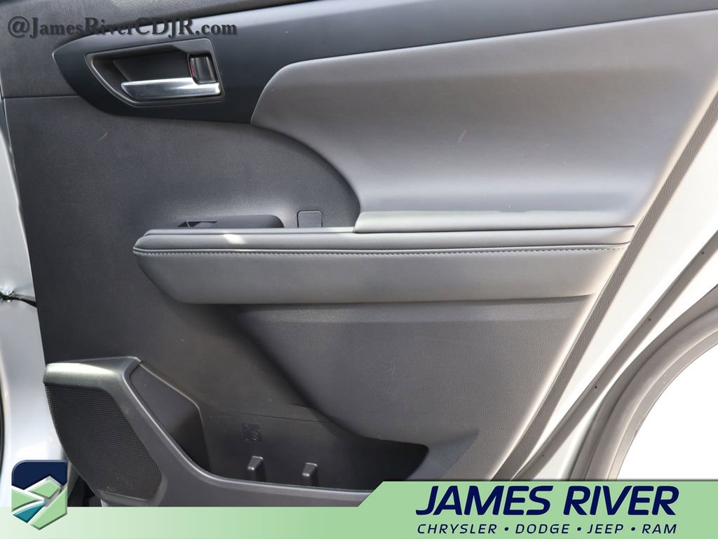 Used 2025 Toyota Highlander XLE image 11