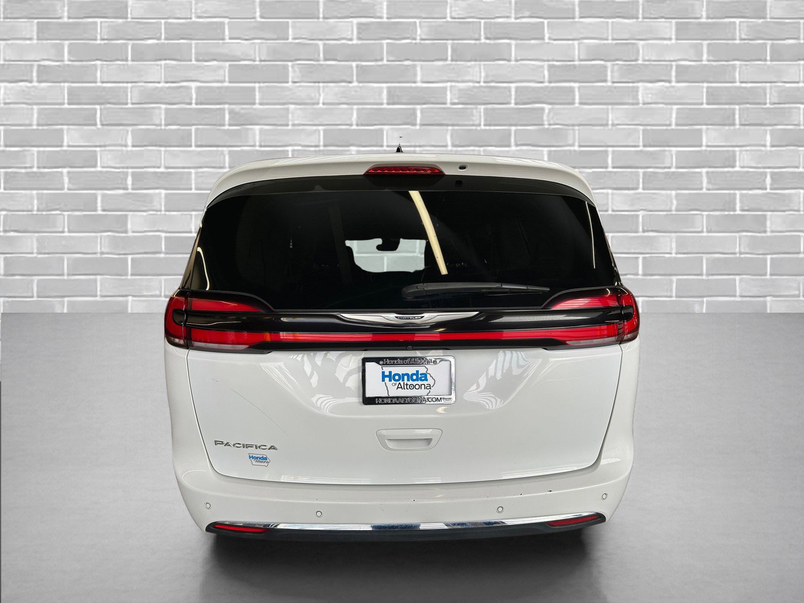 Used 2023 Chrysler Pacifica Touring-L image 4