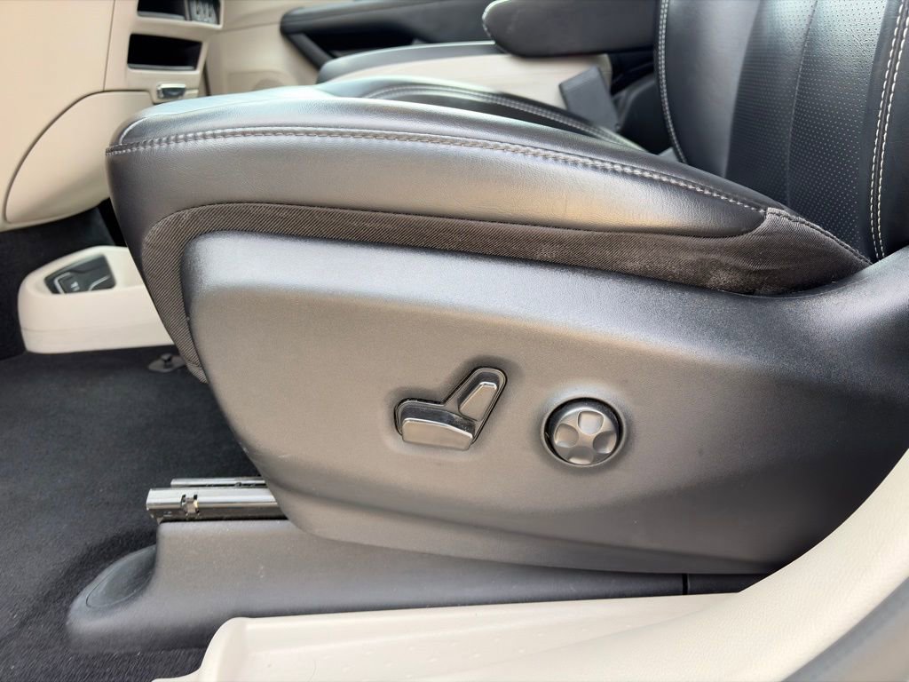 Used 2023 Chrysler Pacifica Touring-L image 13