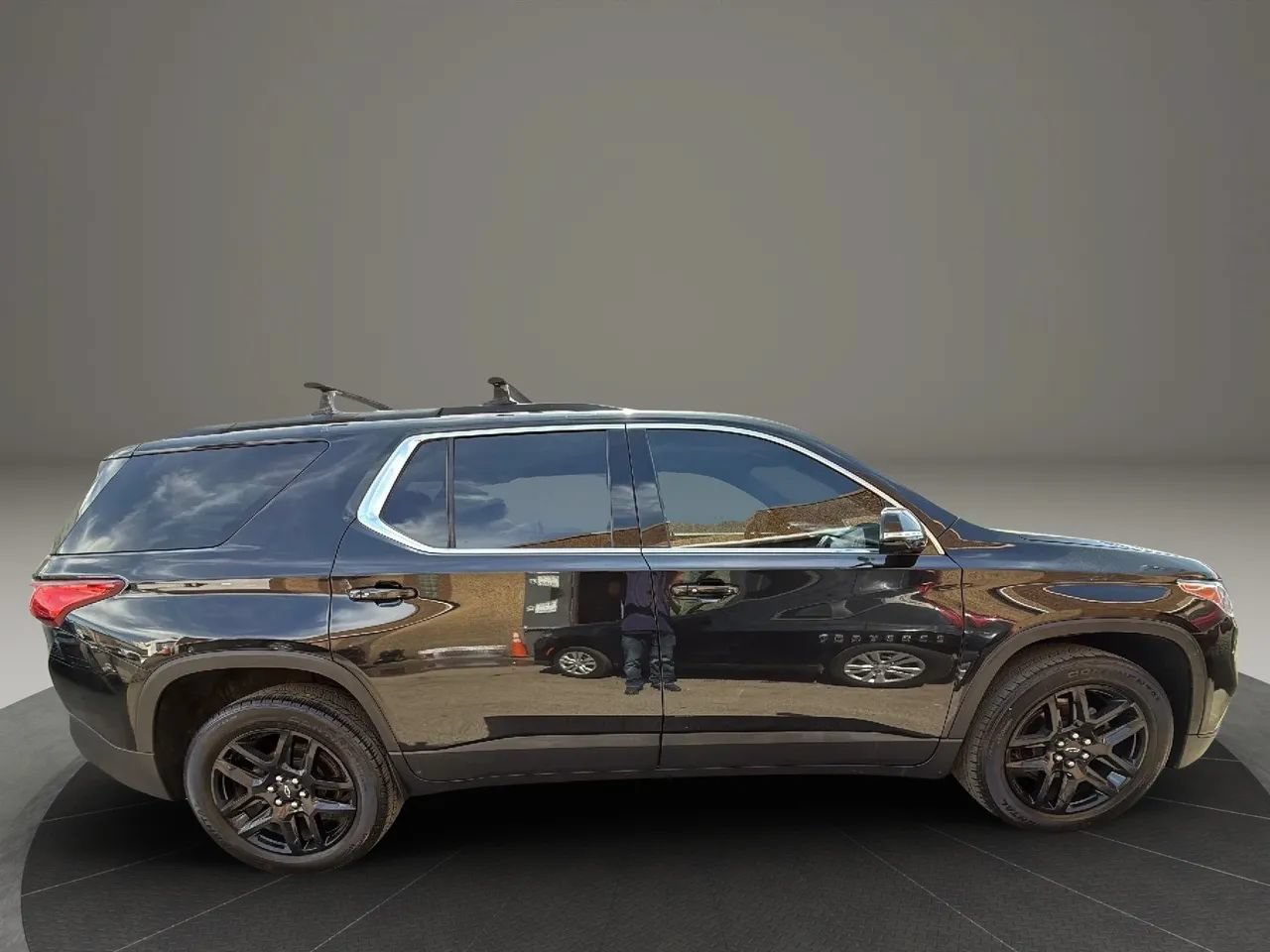 Used 2019 Chevrolet Traverse LT w/ LPO, Blackout Package AWD/4WD image 4