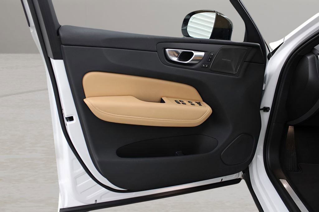 Used 2025 Volvo XC60 B5 Ultra image 12