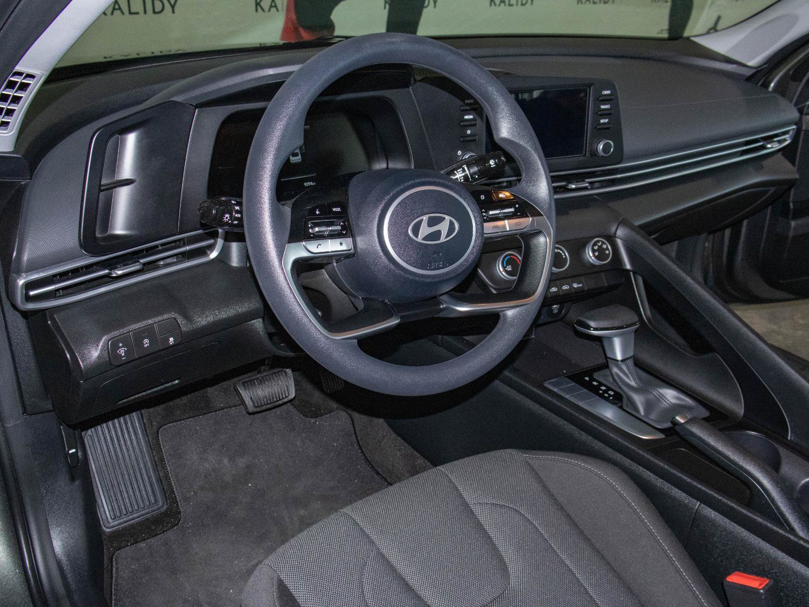 Used 2025 Hyundai Elantra SE FWD image 5