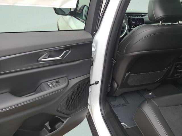 New 2025 Jeep Grand Cherokee Altitude image 17