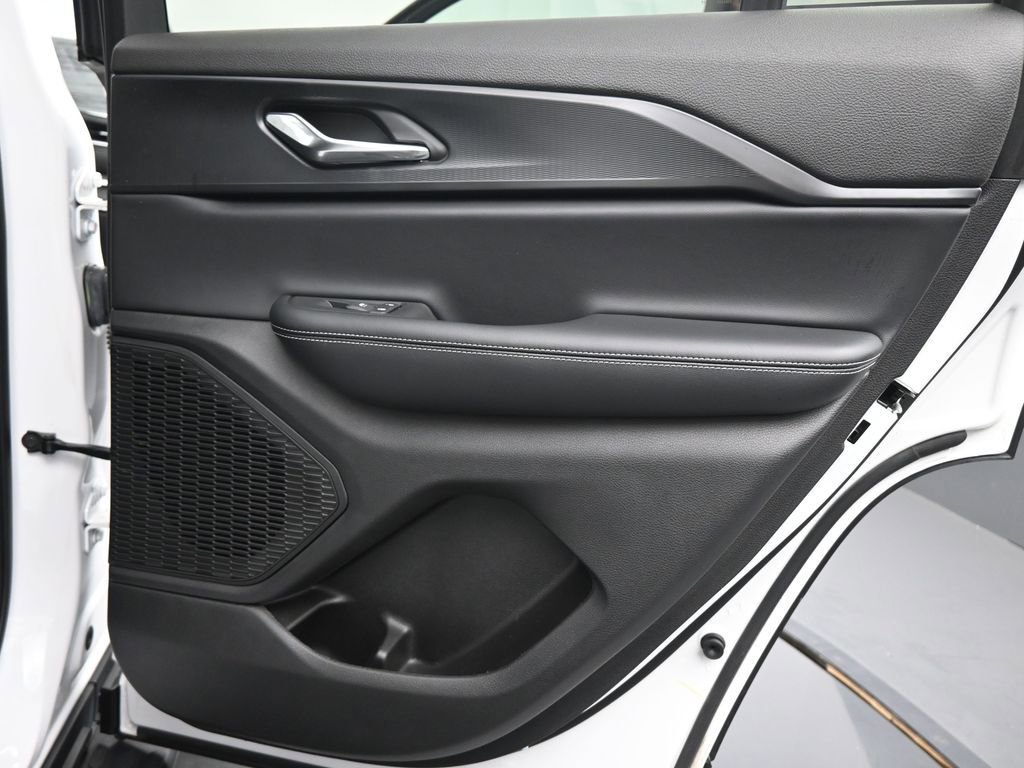 Used 2024 Jeep Grand Cherokee Laredo image 16