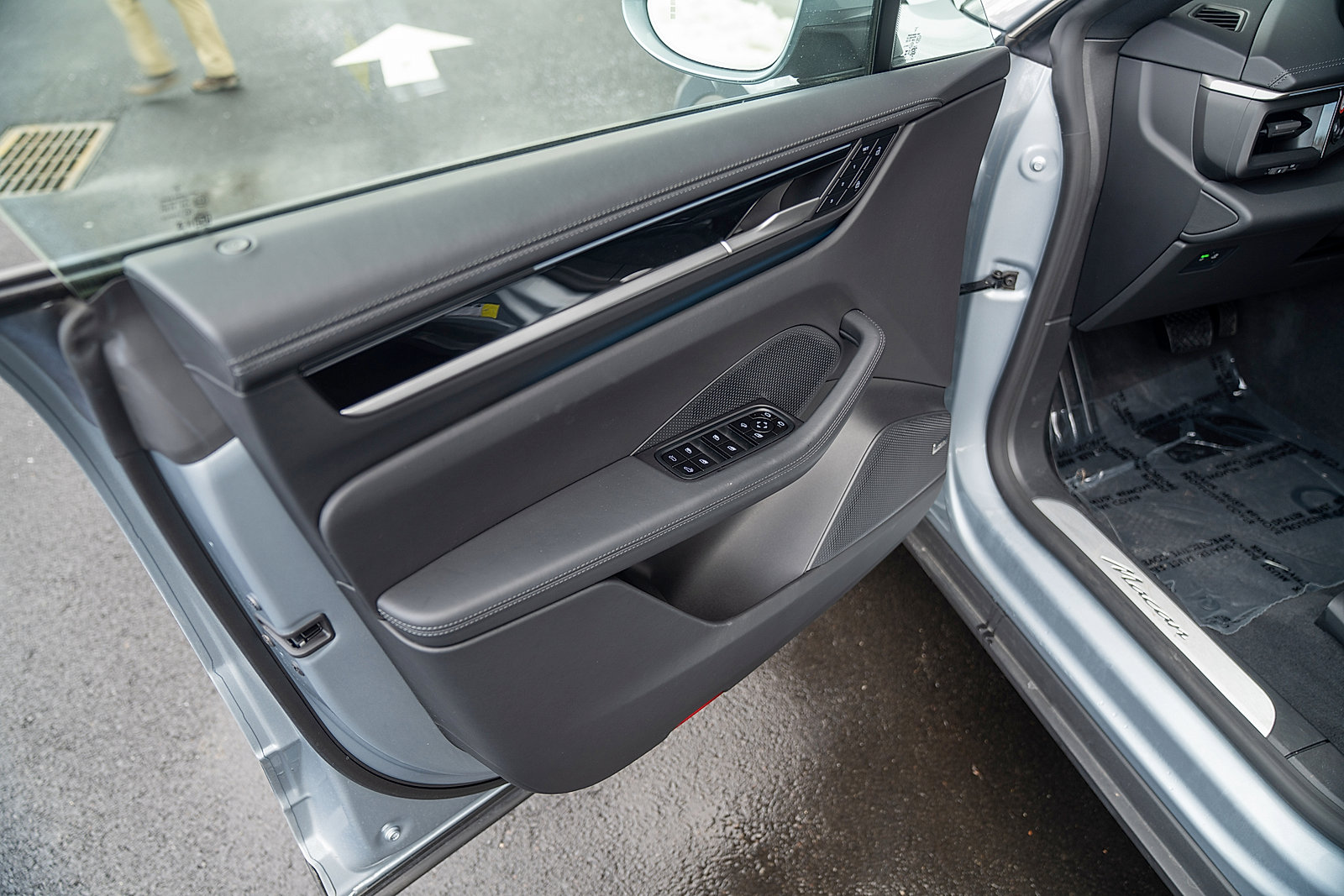 Certified 2025 Porsche Macan Electric image 15