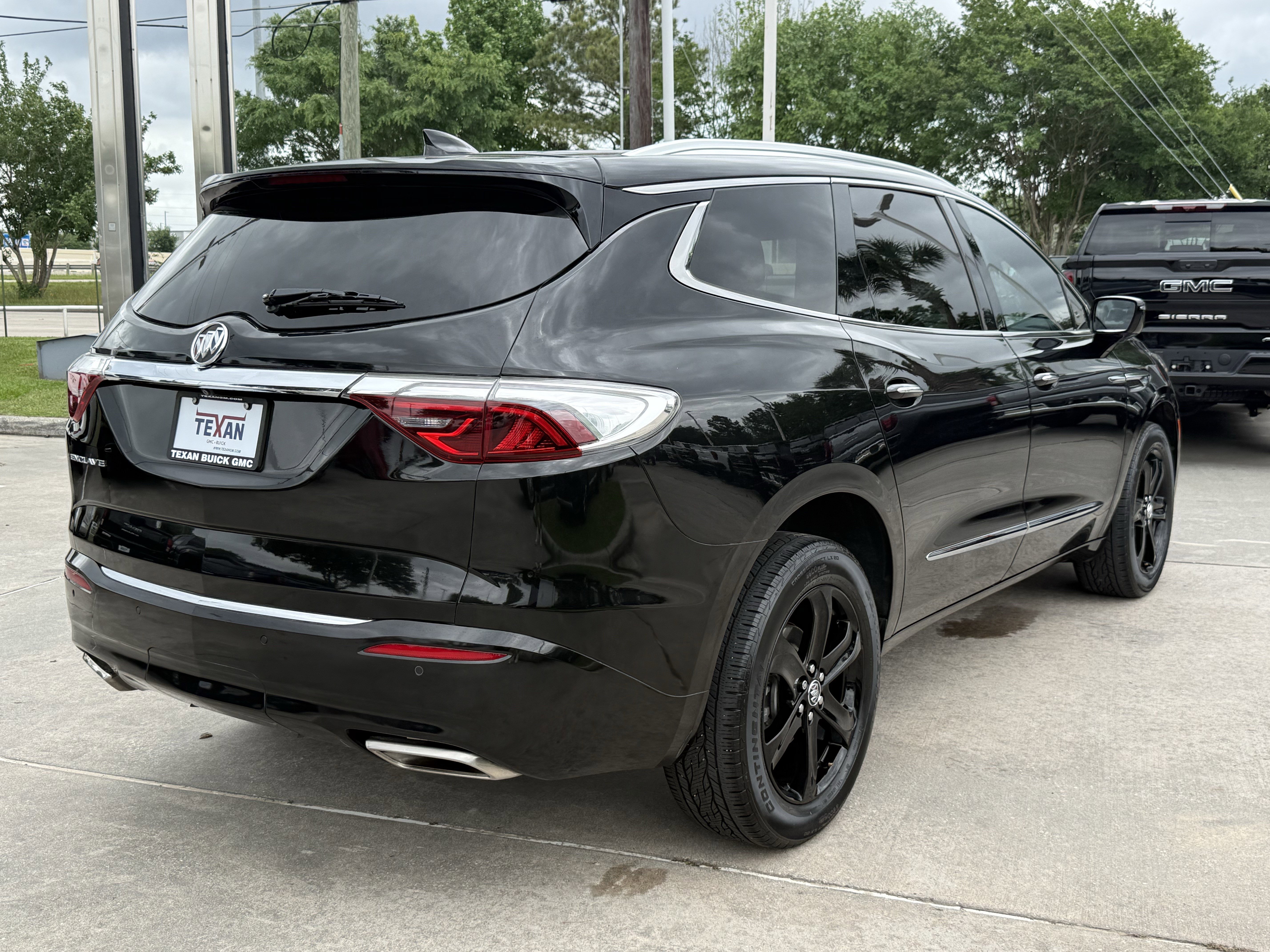 Used 2023 Buick Enclave Essence w/ Sport Touring Edition FWD image 5