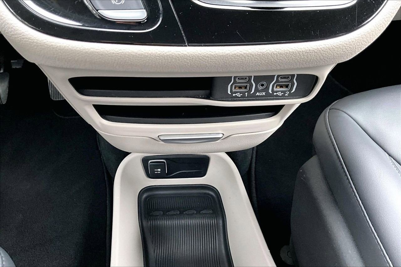 Certified 2024 Chrysler Pacifica Select image 17